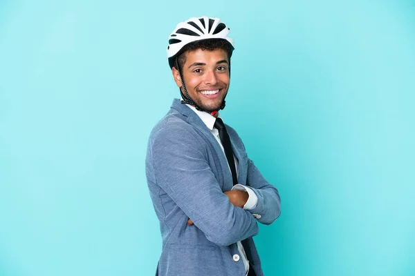 Młody Biznes Brazylijczyk Człowiek Kask Rowerowy Odizolowany Niebieskim Tle Ramionami — Zdjęcie stockowe