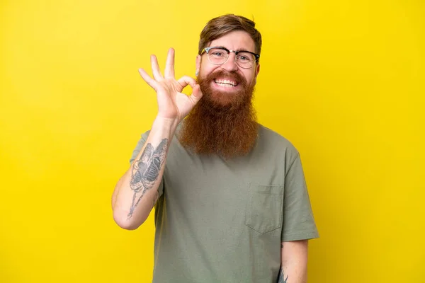 Hombre Pelirrojo Con Barba Aislada Sobre Fondo Amarillo Mostrando Signo — Foto de Stock