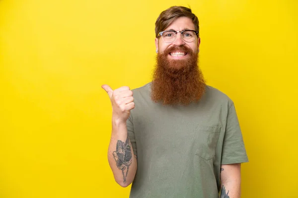 Homem Ruivo Com Barba Isolada Sobre Fundo Amarelo Apontando Para — Fotografia de Stock