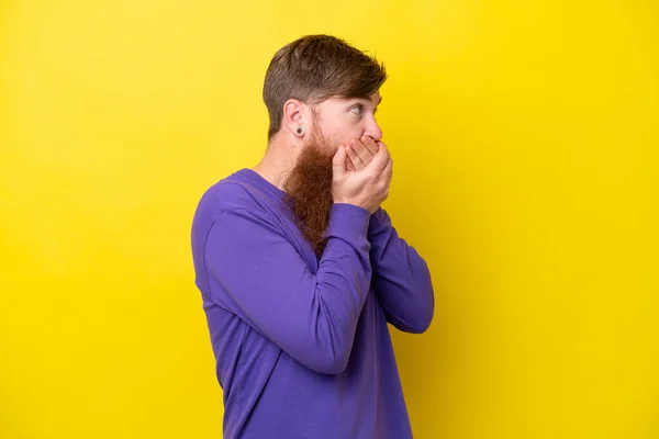 Redhead Man Beard Isolated Yellow Background Covering Mouth Looking Side — Stock Photo, Image