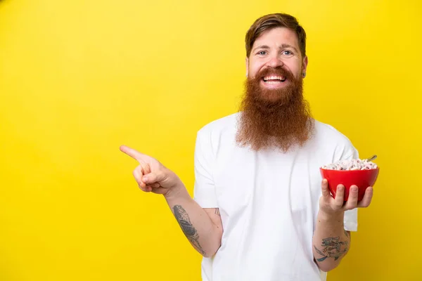 Rotschopf Mit Bart Isst Eine Schüssel Getreide Isoliert Auf Gelbem — Stockfoto