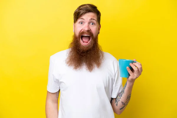 Homem Ruivo Com Barba Segurando Uma Caneca Isolada Fundo Amarelo — Fotografia de Stock