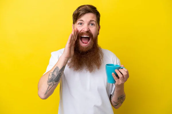 Homem Ruivo Com Barba Segurando Uma Caneca Isolada Fundo Amarelo — Fotografia de Stock