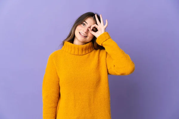 Young Caucasian Woman Isolated Purple Background Showing Sign Fingers — Stock Photo, Image