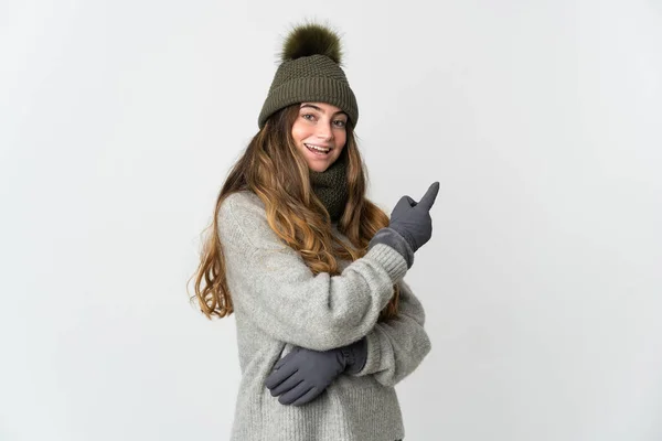 Ung Kaukasiska Kvinna Med Vinter Hatt Isolerad Vit Bakgrund Pekar — Stockfoto