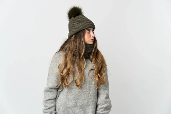 Ung Kaukasiska Kvinna Med Vinter Hatt Isolerad Vit Bakgrund Tittar — Stockfoto