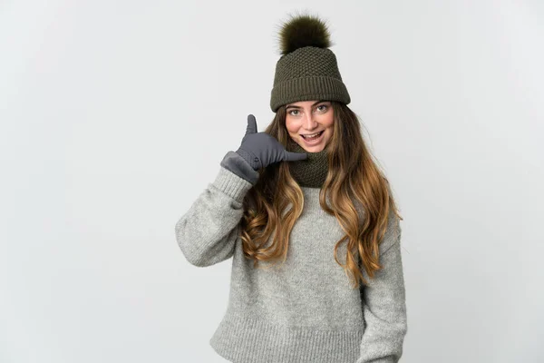 Junge Kaukasische Frau Mit Wintermütze Auf Weißem Hintergrund Und Handygesten — Stockfoto