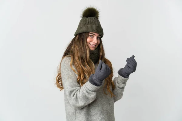 年轻的高加索女人 头戴冬季帽 背景白色 做着赚钱的姿势 — 图库照片