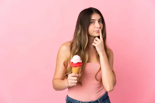 분홍색 배경에 아이스크림을 코카서스 올려다 보면서 의심을 — 스톡 사진