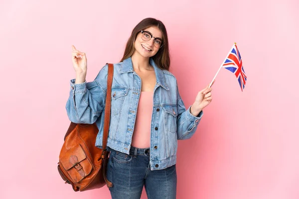 Mladá Žena Drží Vlajku Spojeného Království Izolované Růžovém Pozadí Ukazující — Stock fotografie