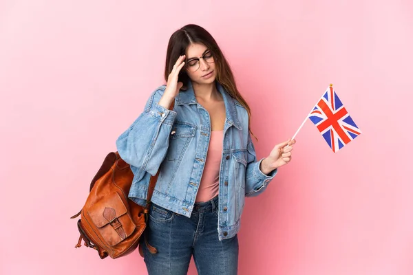 拿着英国国旗的年轻女子 背景粉色 — 图库照片
