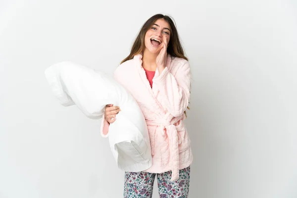 Mujer Joven Caucásica Aislada Sobre Fondo Blanco Pijama Gritando Con — Foto de Stock
