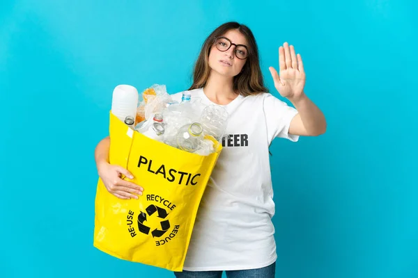 Mujer Sosteniendo Una Bolsa Llena Botellas Para Reciclar Aislado Sobre —  Fotos de Stock