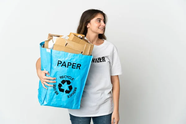 白い背景に隔離されたリサイクル用の紙袋を持っている若い女性 — ストック写真