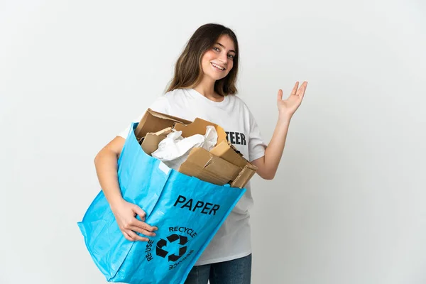 Młoda Kobieta Trzyma Worek Papierem Recyklingu Odizolowany Białym Tle Wyciągając — Zdjęcie stockowe