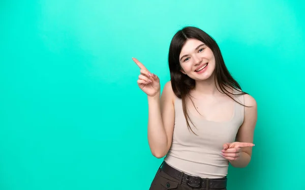 Yeşil Arka Planda Izole Edilmiş Genç Rus Kadın Parmak Uçlarını — Stok fotoğraf