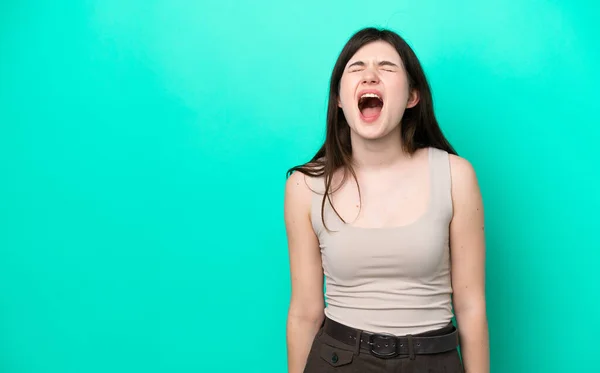 Νεαρή Ρωσίδα Απομονωμένη Στο Πράσινο Φόντο Φωνάζοντας Μπροστά Ανοιχτό Στόμα — Φωτογραφία Αρχείου