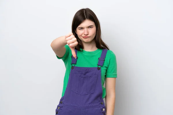 青の背景に孤立した若いロシア人女性は否定的な表現で親指を下に示す — ストック写真