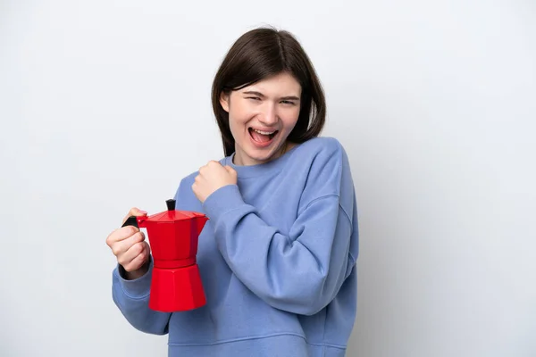 勝利を祝う白い背景に隔離されたコーヒーポットを保持若いロシアの女性 — ストック写真