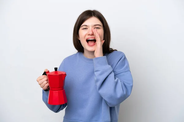 Beyaz Arka Planda Kahve Demliği Tutan Genç Rus Kadın Ağzı — Stok fotoğraf