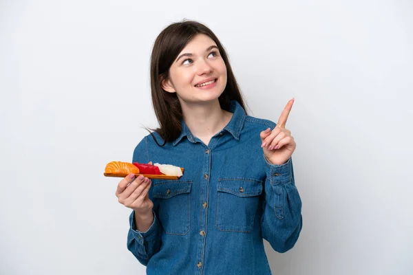 Ung Rysk Kvinna Som Håller Sashimi Isolerad Vit Bakgrund Pekar — Stockfoto