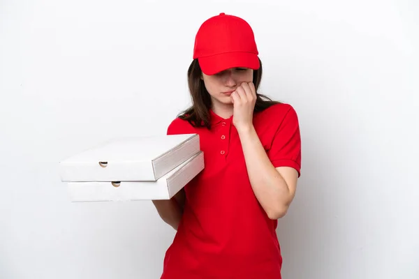 Молодая Российская Доставка Пиццы Собирает Коробки Пиццы Изолированы Белом Фоне — стоковое фото