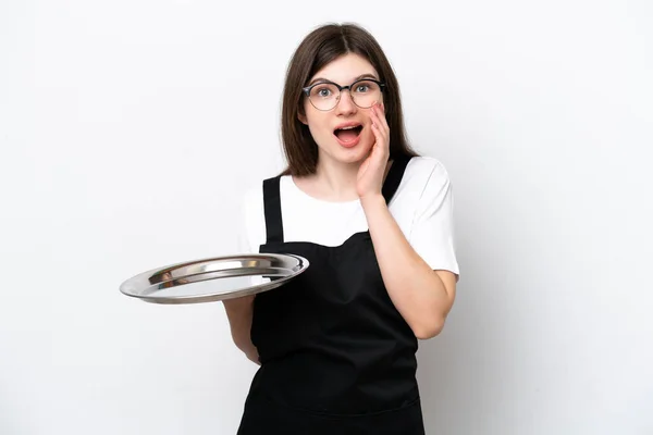 Junge Russische Köchin Mit Tablett Auf Weißem Hintergrund Mit Überraschung — Stockfoto