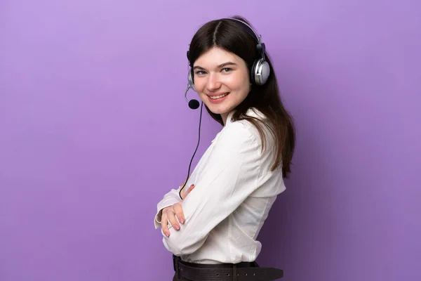 テレマーケターロシアの女性は 腕が交差し 楽しみにして紫色の背景に隔離されたヘッドセットで作業 — ストック写真