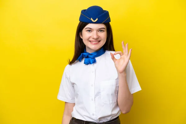 Flugzeugstewardess Russische Frau Isoliert Auf Gelbem Hintergrund Zeigt Zeichen Mit — Stockfoto