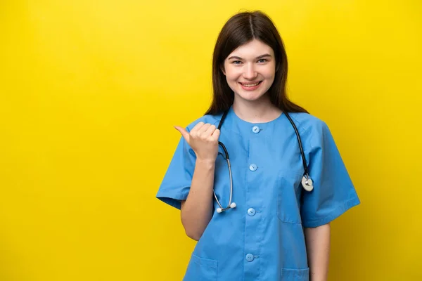 Mladý Chirurg Lékař Ruská Žena Izolované Žlutém Pozadí Ukazuje Straně — Stock fotografie