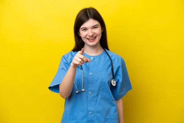 Jonge Chirurg Arts Russische Vrouw Geïsoleerd Gele Achtergrond Verrast Wijzen — Stockfoto