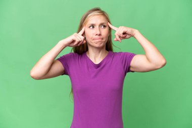 Tecrit edilmiş genç sarışın kadın. Şüpheleri ve düşünceleri var.