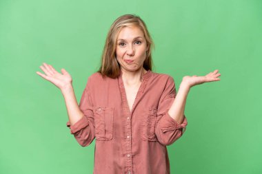 Sarışın genç bir kadın soyutlanmış geçmişinden şüphe duyarak el kaldırıyor.