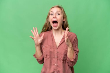 Sürpriz yüz ifadesi ile izole arka plan üzerinde genç sarışın kadın