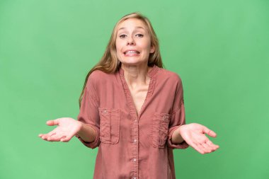 Genç sarışın kadın izole edilmiş, mutlu ve gülümsüyor.