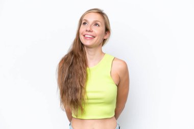 Beyaz arka planda izole edilmiş genç beyaz kadın yukarı bakarken bir fikir düşünüyor.