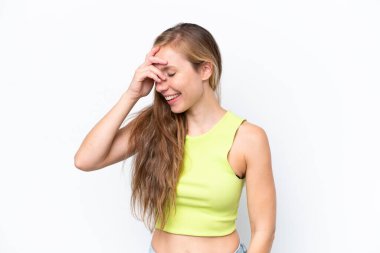 Beyaz arka planda izole edilmiş genç beyaz kadın gülüyor.