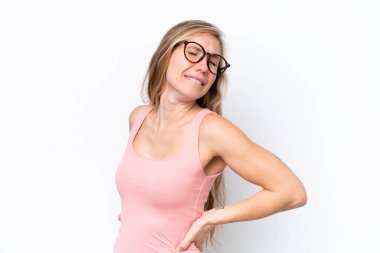 Beyaz arka planda yaşayan beyaz tenli genç bir kadın gayret gösterdiği için sırt ağrısı çekiyor.