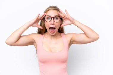 Beyaz arka planda izole edilmiş beyaz bir kadın. Sürpriz bir ifadeyle.