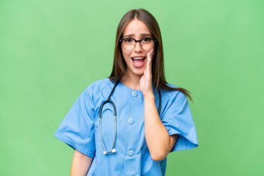 Kafkasyalı genç bir hemşire. Şaşırmış ve şok olmuş bir yüz ifadesi var.