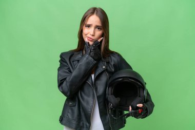 İzole edilmiş arka planda motosiklet kaskı olan güzel beyaz bir kadın.