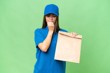 Kafkasyalı güzel bir kadın, izole edilmiş arka plandan bir paket yemek alıyor. Şüpheleri var.