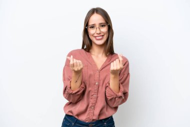 Beyaz arka planda soyutlanmış güzel beyaz bir kadın para hareketi yapıyor.