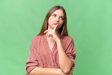 Genç, güzel, sarışın bir kadın, soyutlanmış bir geçmişi var.