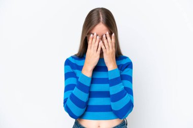 Genç ve güzel sarışın kadın, beyaz arka planda izole edilmiş, yorgun ve hasta bir yüz ifadesi var.