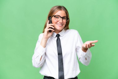 Tecrit edilmiş bir geçmişi olan beyaz bir kadın cep telefonuyla sohbet ediyor.