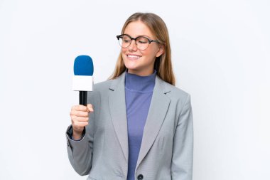 Genç TV sunucusu, beyaz arka planda mutlu bir ifadeyle izole edilmiş beyaz kadın.