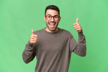 Soyutlanmış geçmişi olan yakışıklı beyaz bir adam iyi niyet gösterisi yapıyor.