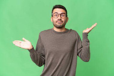Soyutlanmış geçmişi olan yakışıklı beyaz bir adam şüpheli hareketler yapıyor.