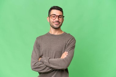 İzole edilmiş, kolları bağlı ve ileriye bakan yakışıklı beyaz bir adam.